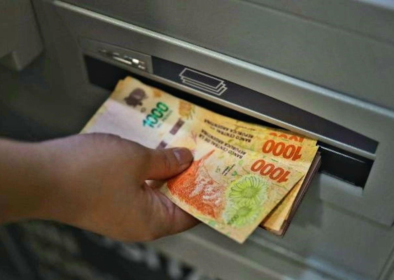 Estatales y docentes: quiénes reciben aumentos en febrero y de cuánto es la suba