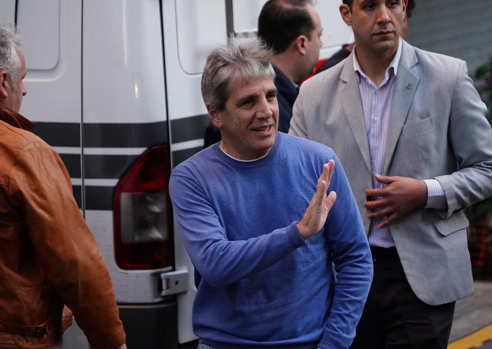 Luis Caputo habló de la pelea con Techint, defendió la licitación que ganó la firma india y dijo: "No estamos en guerra con nadie"