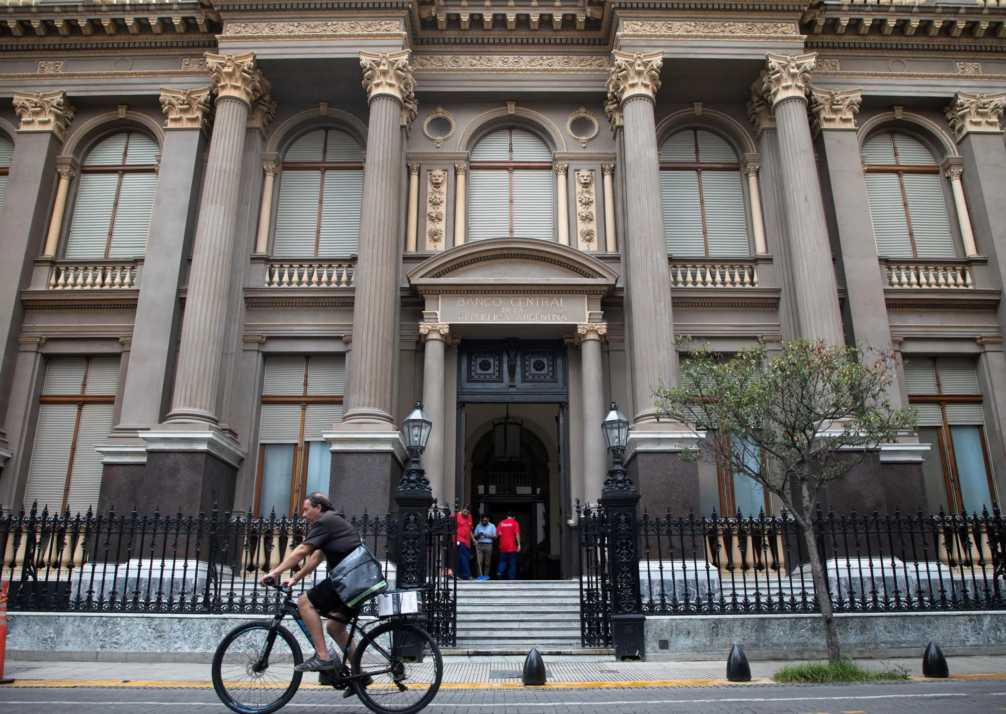 El gremio bancario anunció un paro en el BCRA para el lunes 27 de abril: cómo afectará la huelga a los demás bancos