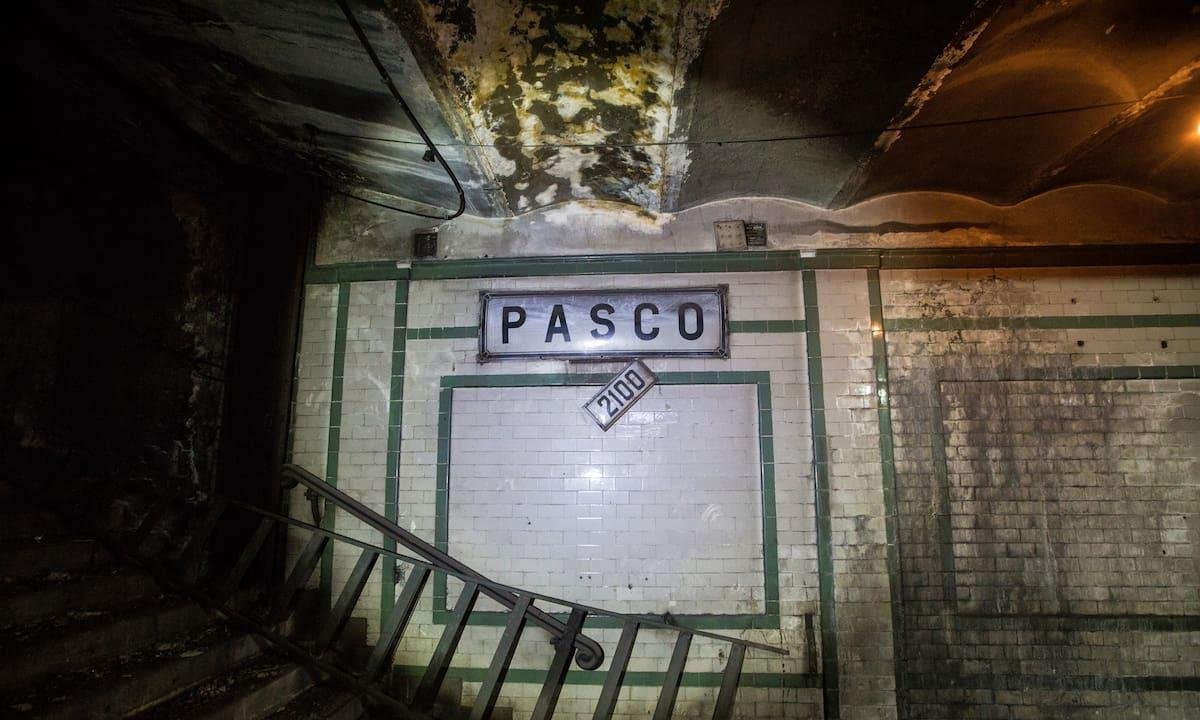 La historia detrás de la estación fantasma del subte porteño que solo puede verse desde los vagones de la línea A