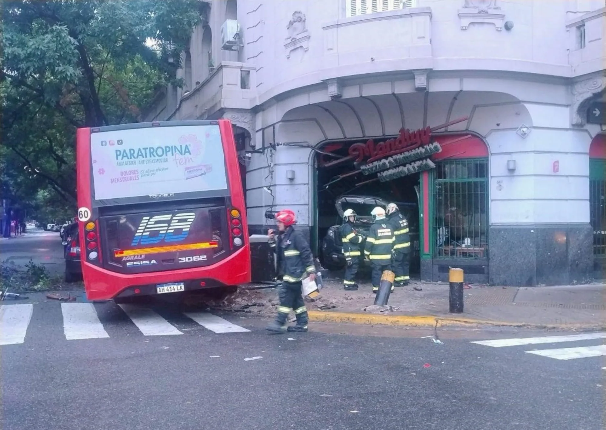 Violento choque en Constitución: un colectivo se subió a la vereda y un patrullero quedó incrustado en una pizzería