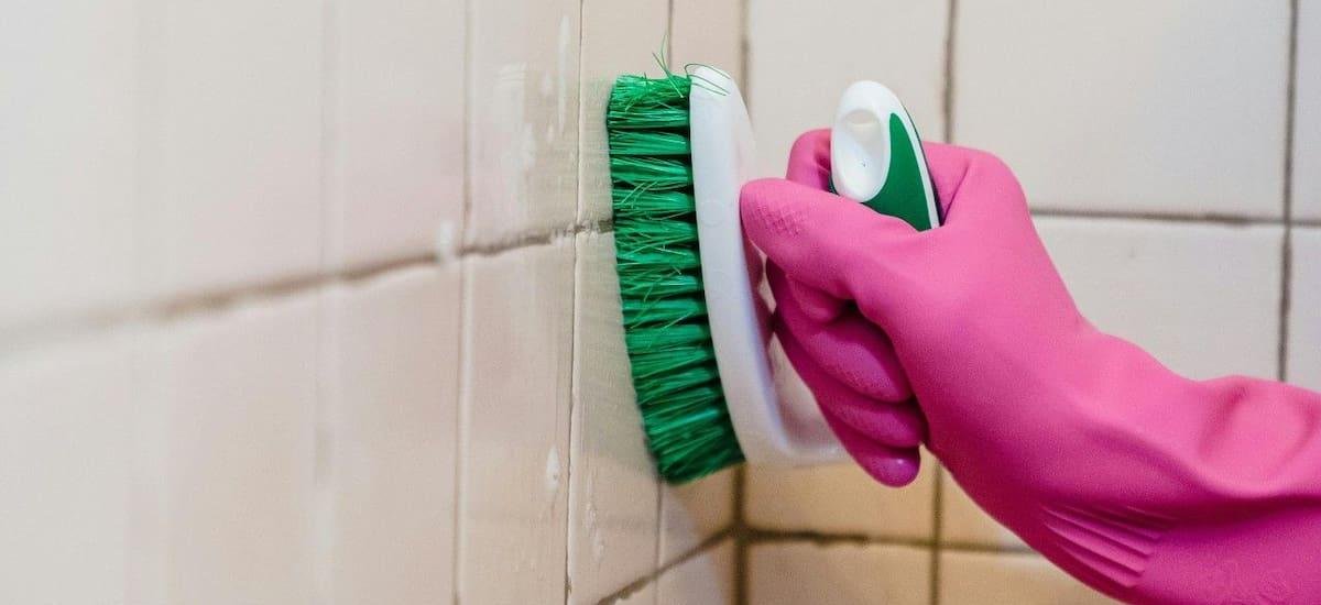 Ni vinagre ni bicarbonato: este novedoso producto de limpieza deja el baño reluciente sin ningún esfuerzo