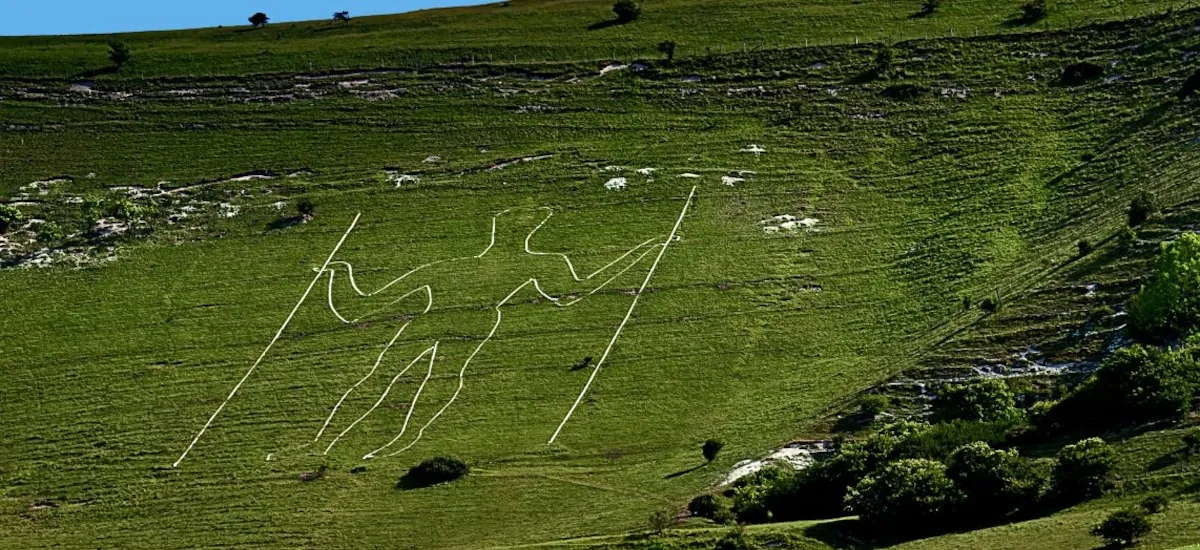 Entre caballos blancos y gigantes armados: así son las figuras de tiza que reinan en las laderas inglesas