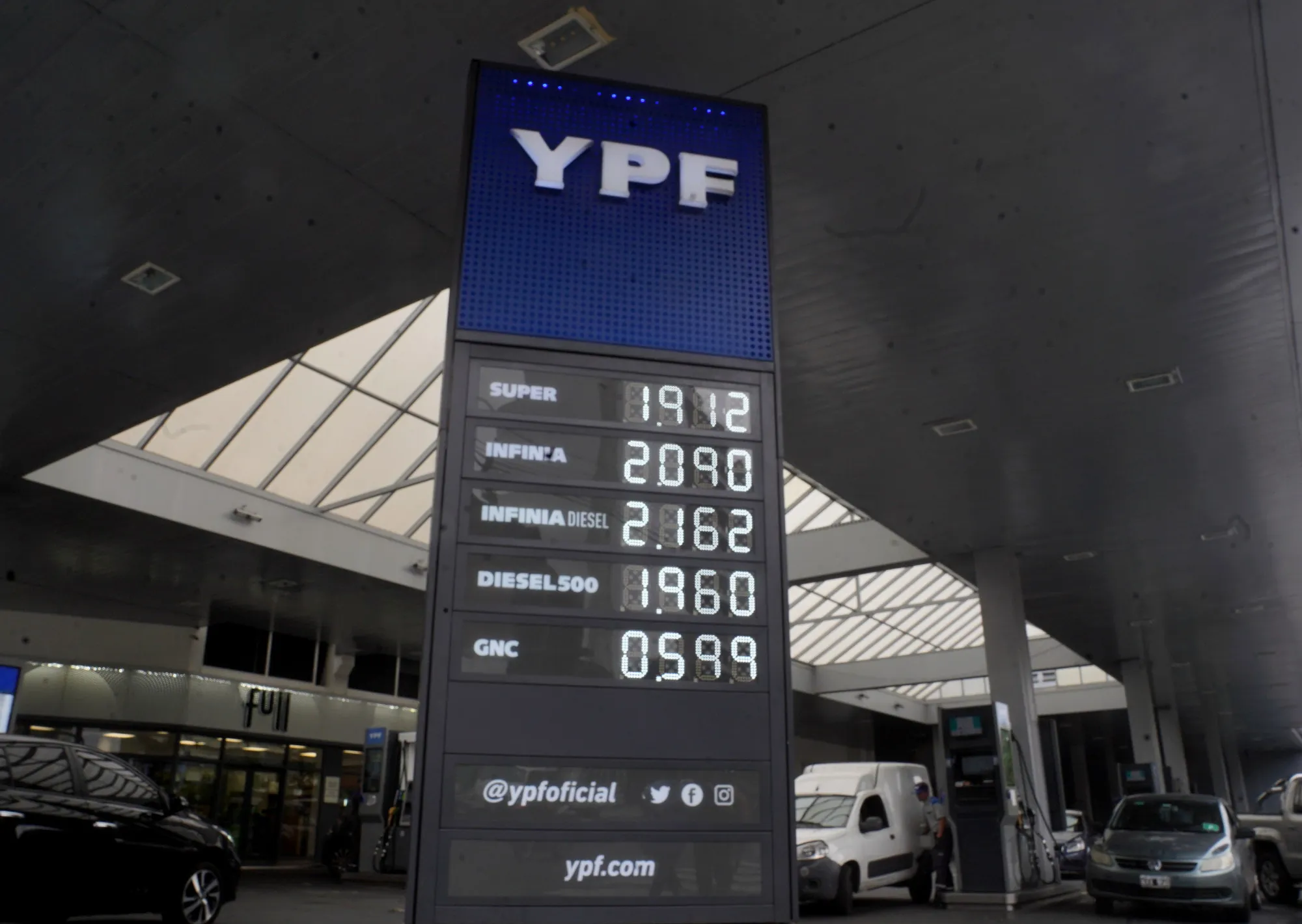 Con la nafta súper cerca de los $ 2.000, el Gobierno le permite a las petroleras subir el corte de etanol para moderar los precios