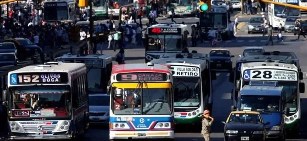Colectivos: UTA y las empresas de transporte llegaron a un acuerdo salarial y no habrá paro - El Cronista