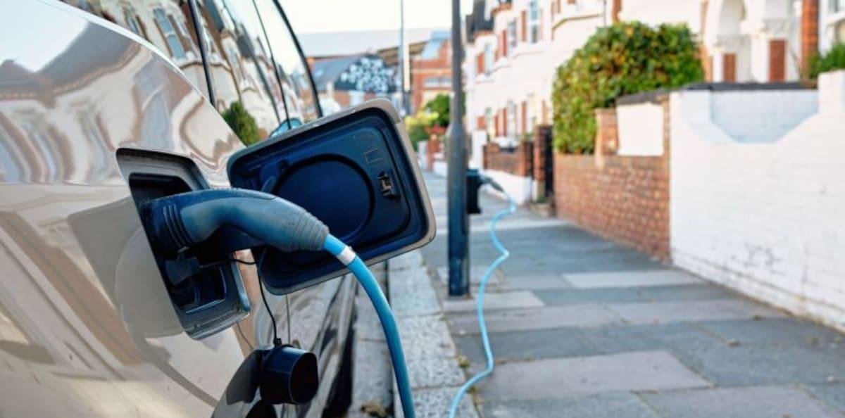 Explicación de un físico alemán: un auto eléctrico es seis veces más eficiente que uno con motor de combustión