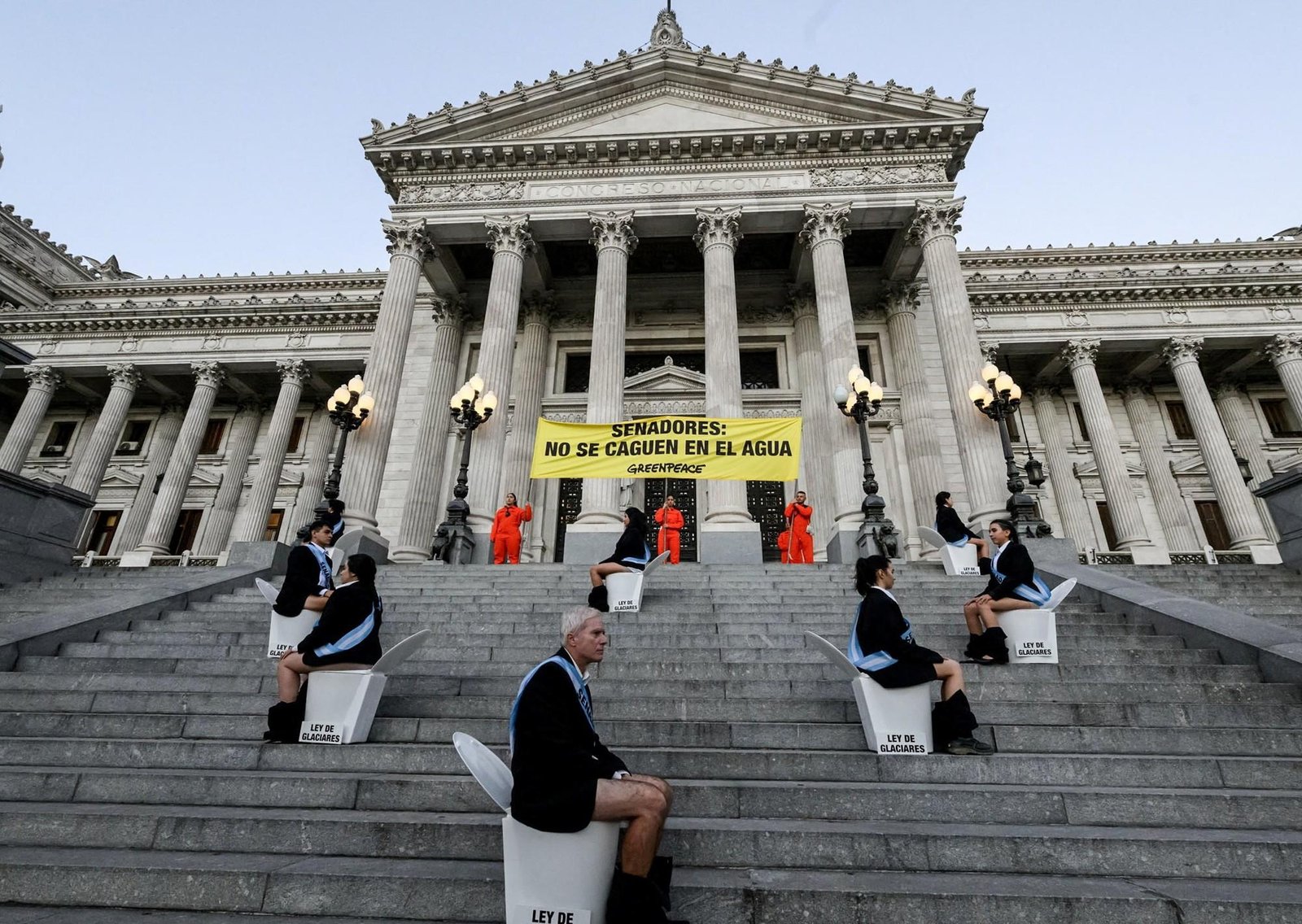 Los 12 activistas de Greenpeace detenidos en el Congreso: todos sin antecedentes y puestos en libertad