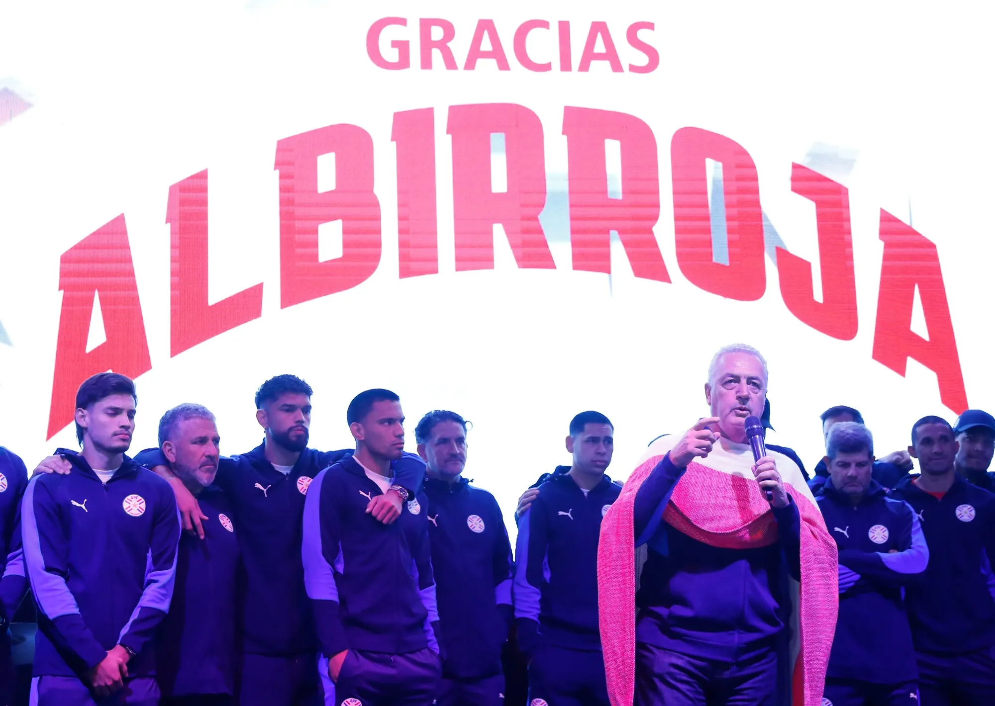Paraguay recibió como héroes a sus jugadores tras la eliminación del Mundial: el mensaje de Santiago Peña y la continuidad de Gustavo Alfaro