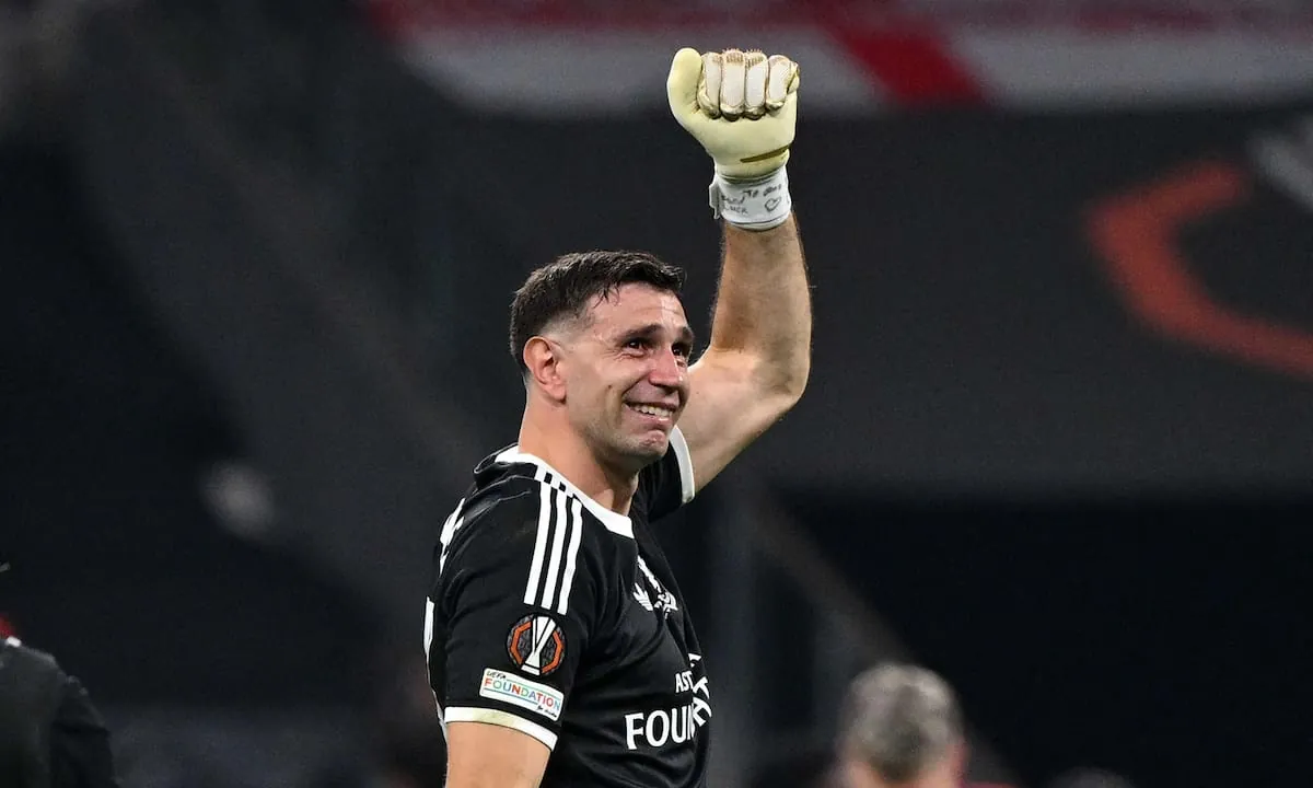 La llamativa confesión de Dibu Martínez tras ser campeón de la Europa League: “Me rompí el dedo”