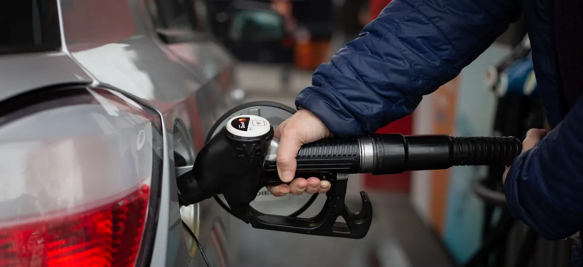 Un empleado de una gasolinera trabaja en su día libre para resolver un problema y es despedido por reclamar cinco horas extra: gana el juicio y recupera su puesto