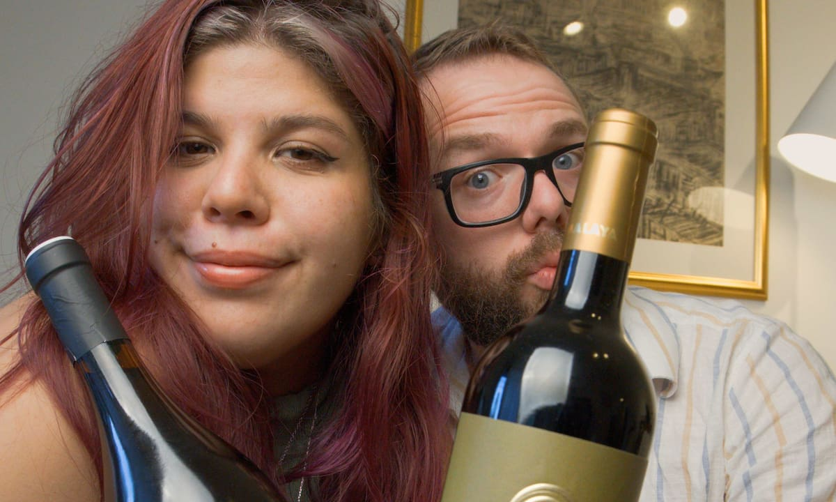 “Truchommeliers”: la pareja que desafía a los expertos con sus recomendaciones de vinos de supermercado