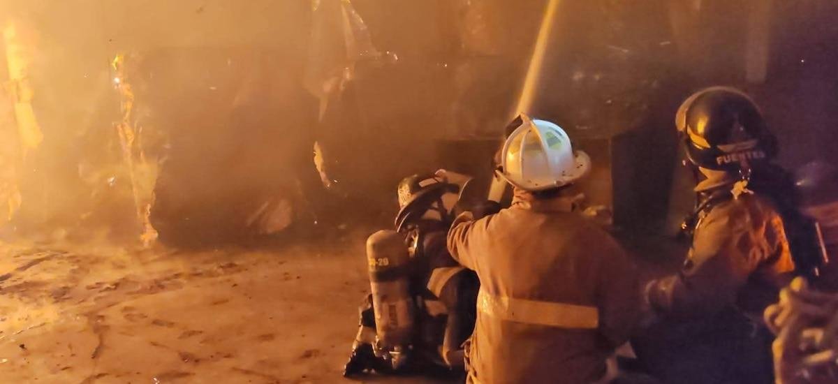 Los equipos de emergencia logran estabilizar incendio en la zona industrial de Amatitlán, Guatemala