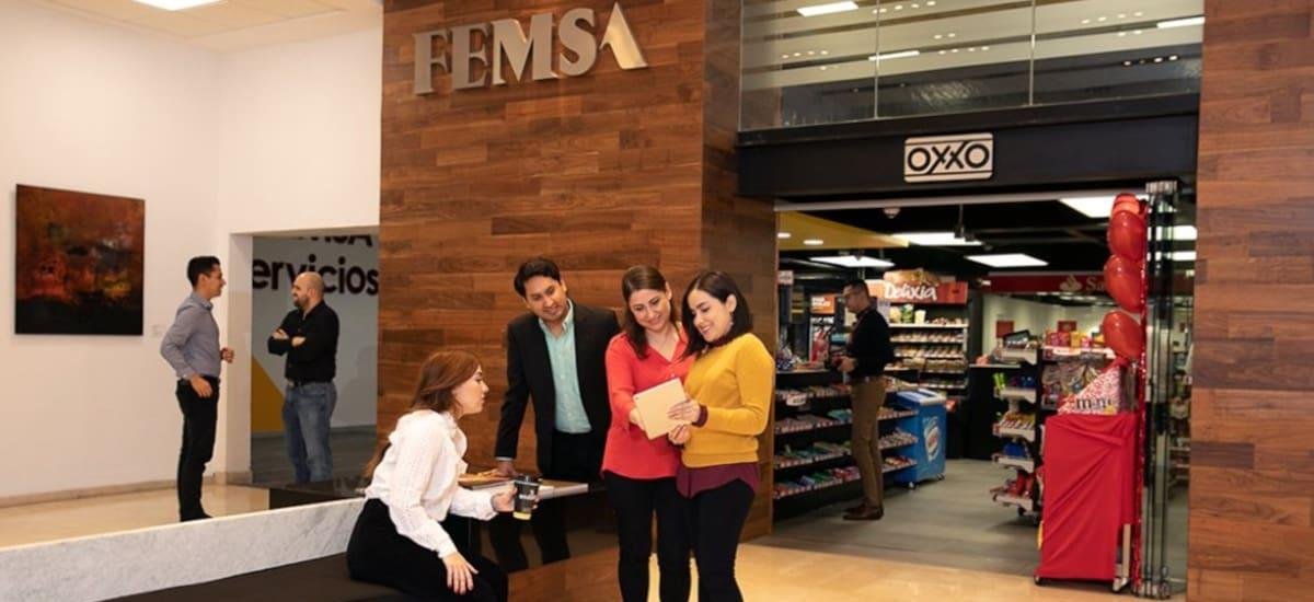 Femsa privilegia dividendos y modera recompras tras rally de 18% de sus acciones en el NYSE en 2025