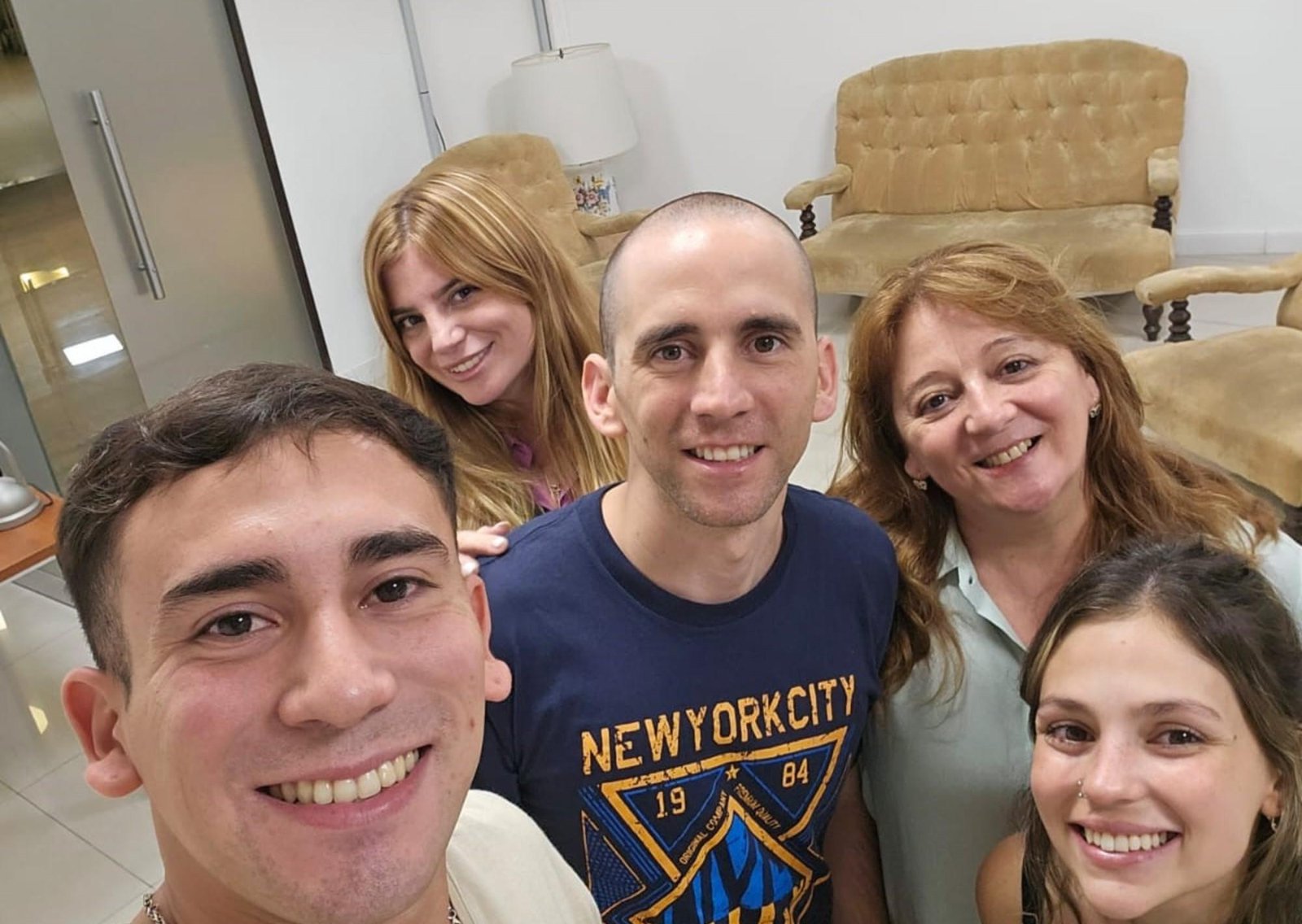 Nahuel Gallo fue visitado por su mamá y sus hermanos y hoy habla por primera vez tras su regreso a la Argentina