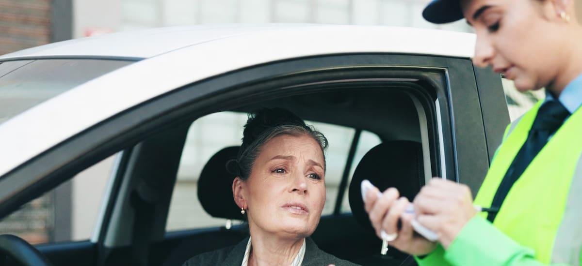 Lo dice la DGT | Un hombre recibe una multa de 500 euros a pesar de tener la baliza V-16 en su coche, ¿qué sucedió?