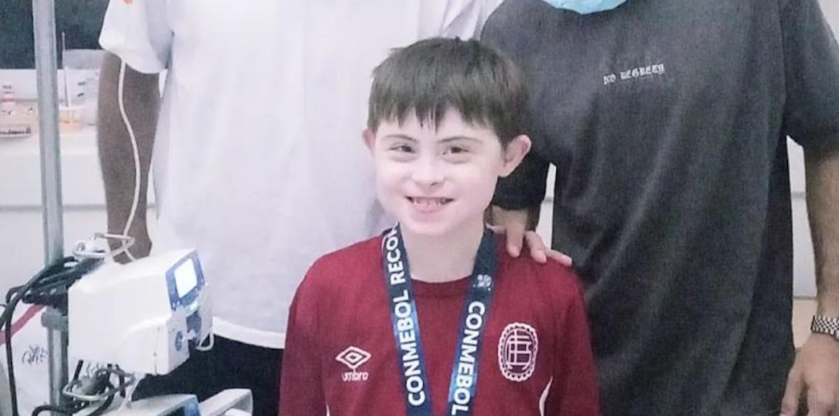 La historia de Camilo, el niño que dio la vuelta olímpica de Lanús en un hospital y recibió la visita más especial