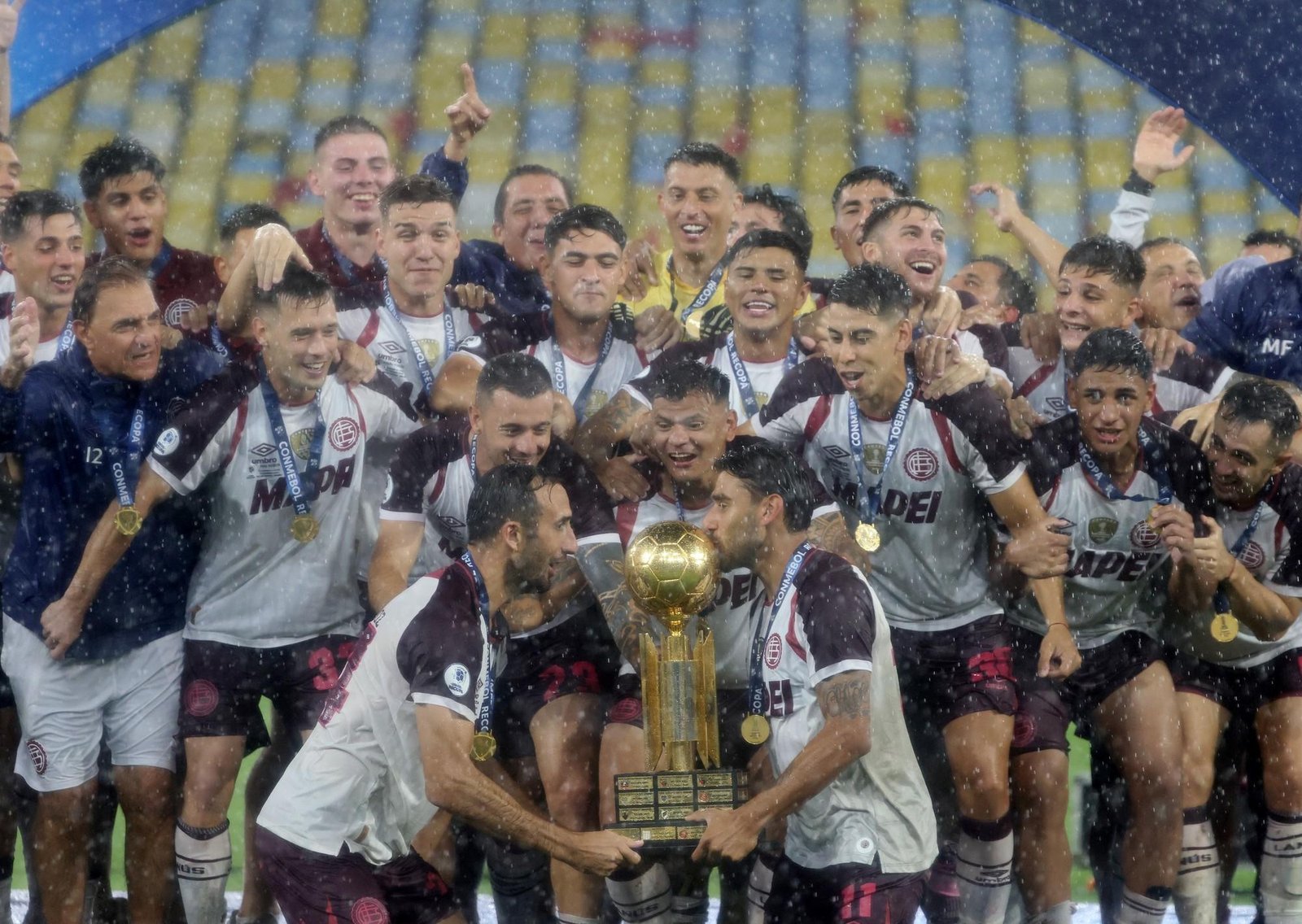 Lanús, campeón épico de la Recopa Sudamericana: le ganó en el final del alargue a Flamengo y festejó bajo la lluvia en el Maracaná