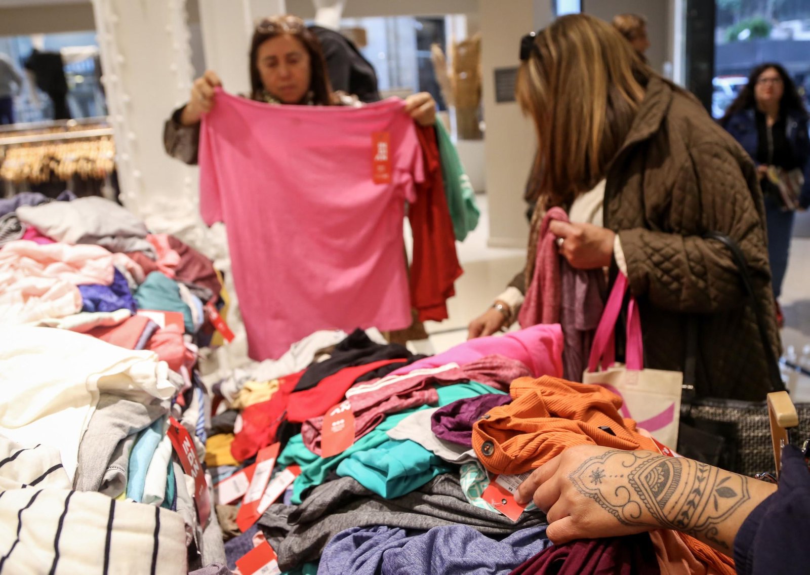 Otro cruce con la industria: los textiles reaccionaron contra la embestida del Gobierno y dicen que los funcionarios "son parte de la casta"