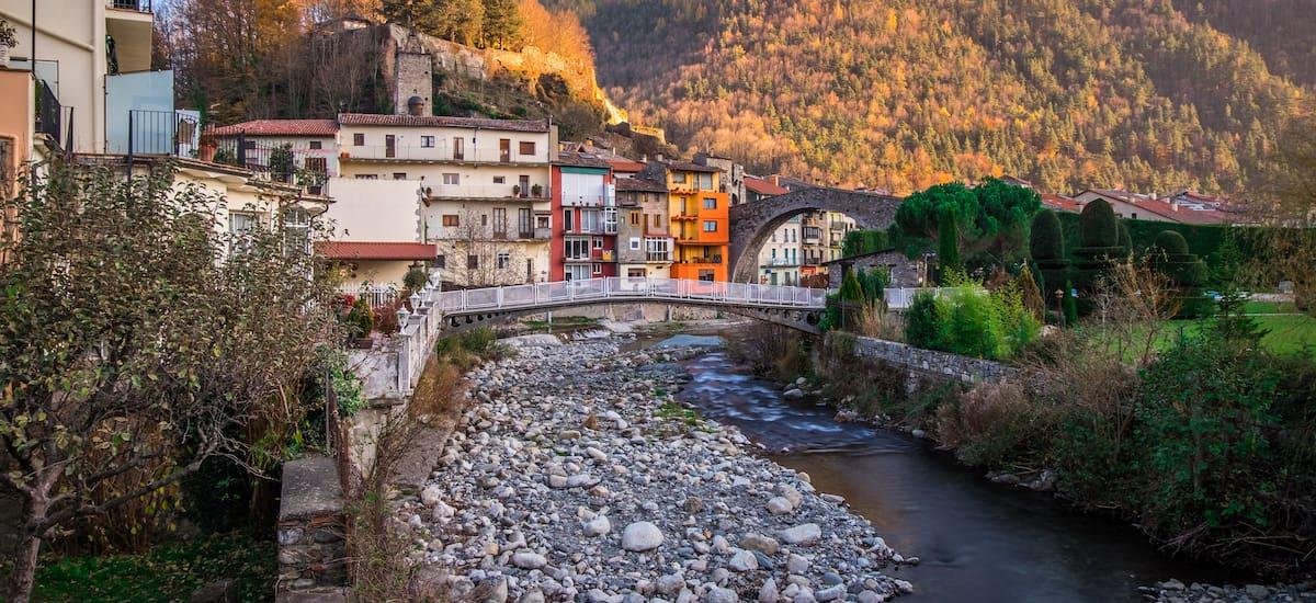 Escapadas | Este pueblo catalán es el hogar de un monasterio del siglo X y de las galletas más antiguas de España