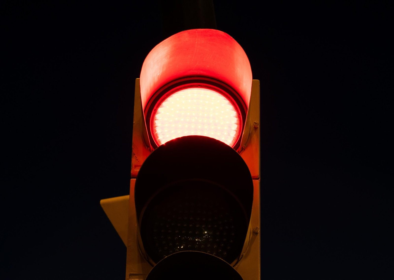 Qué significa la señal de tránsito con la luz roja intermitente en EE.UU: qué hay que hacer en ese momento