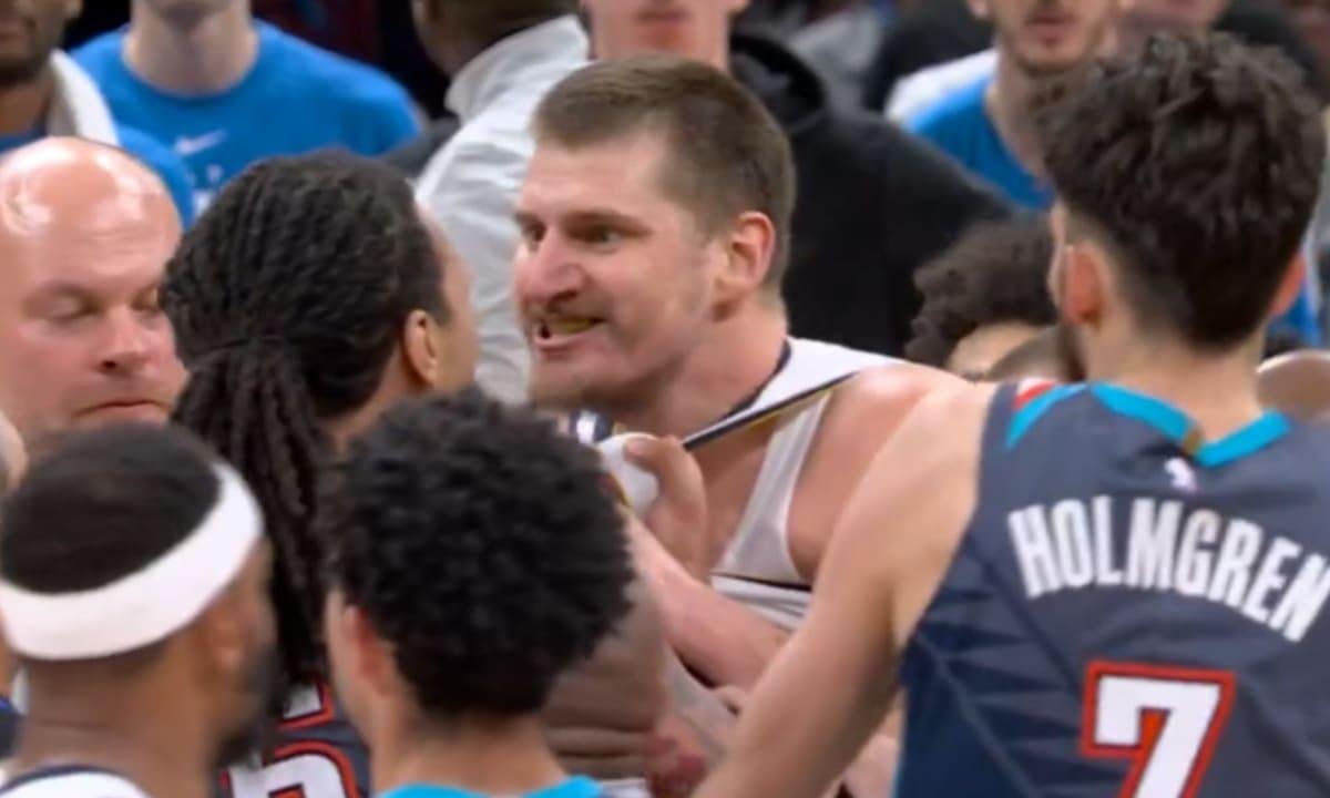 Nikola Jokic tuvo un momento de furia tras sufrir una falta descalificadora en Oklahoma City vs. Denver, por la NBA