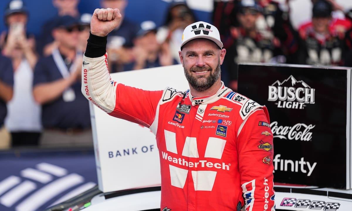 NASCAR vuelve a las carreras en ruta: Reddick en la pole y va por historia ante SVG