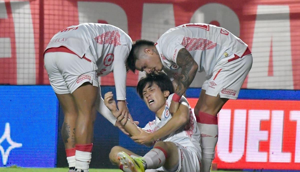 En medio de los insultos para los jugadores y Chiqui Tapia, el japonés Kida le dio el empate a Argentinos ante Barracas
