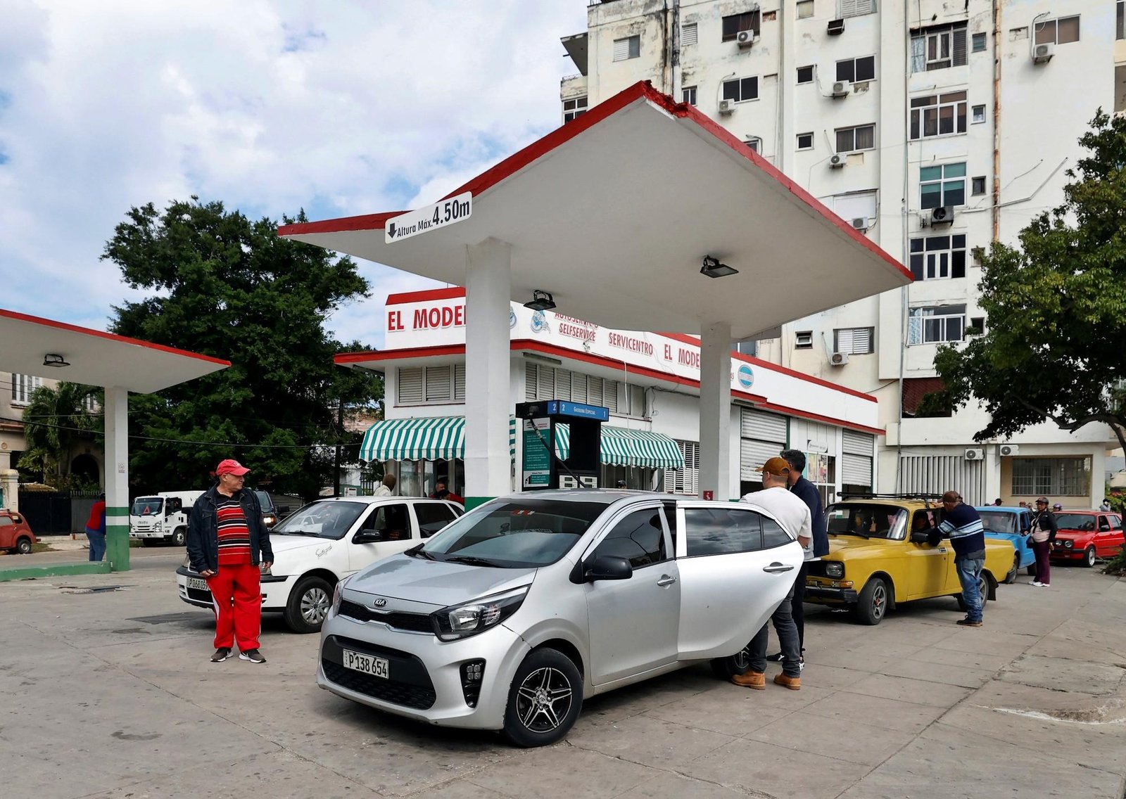 Donald Trump califica al régimen cubano de “amenaza excepcional” y estrangula el suministro de combustible a la isla