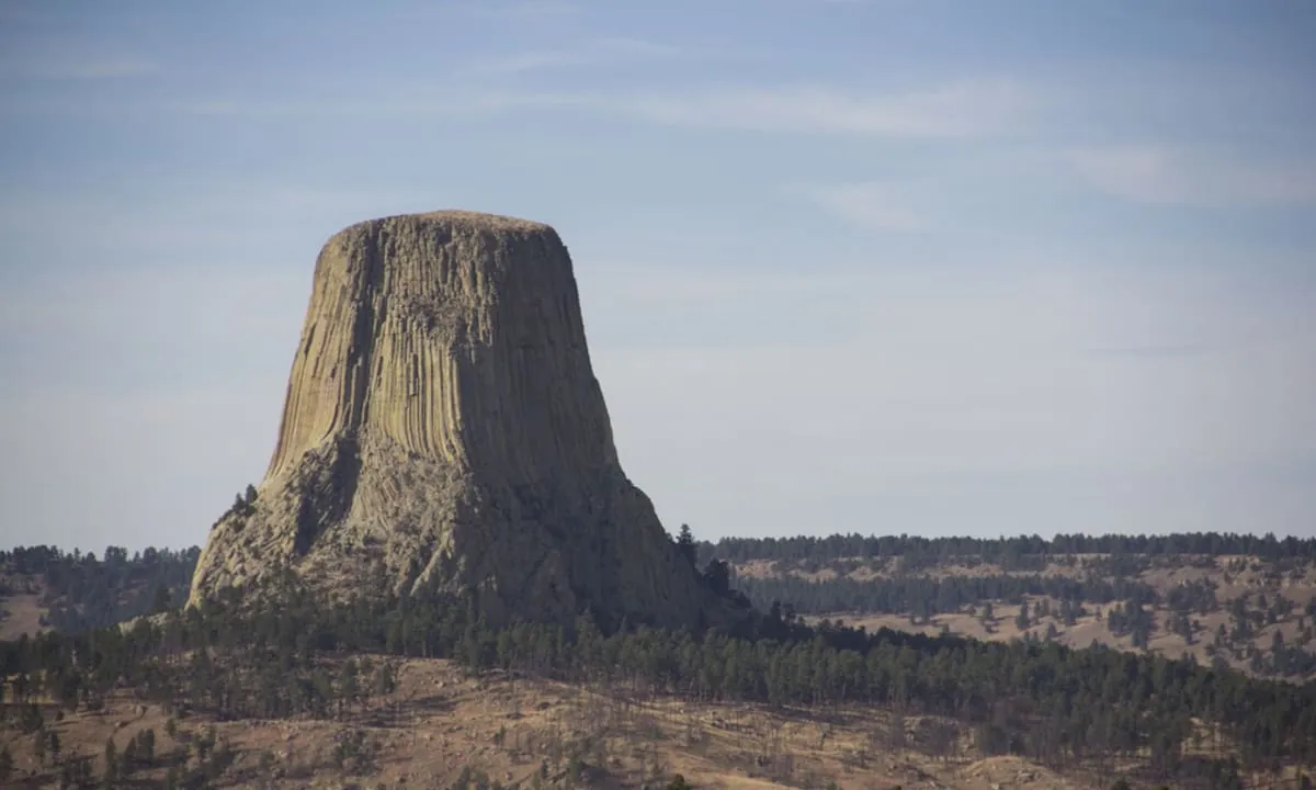 El misterio alienígena de la Torre del Diablo: cómo el cine transformó un monumento sagrado en un imán turístico