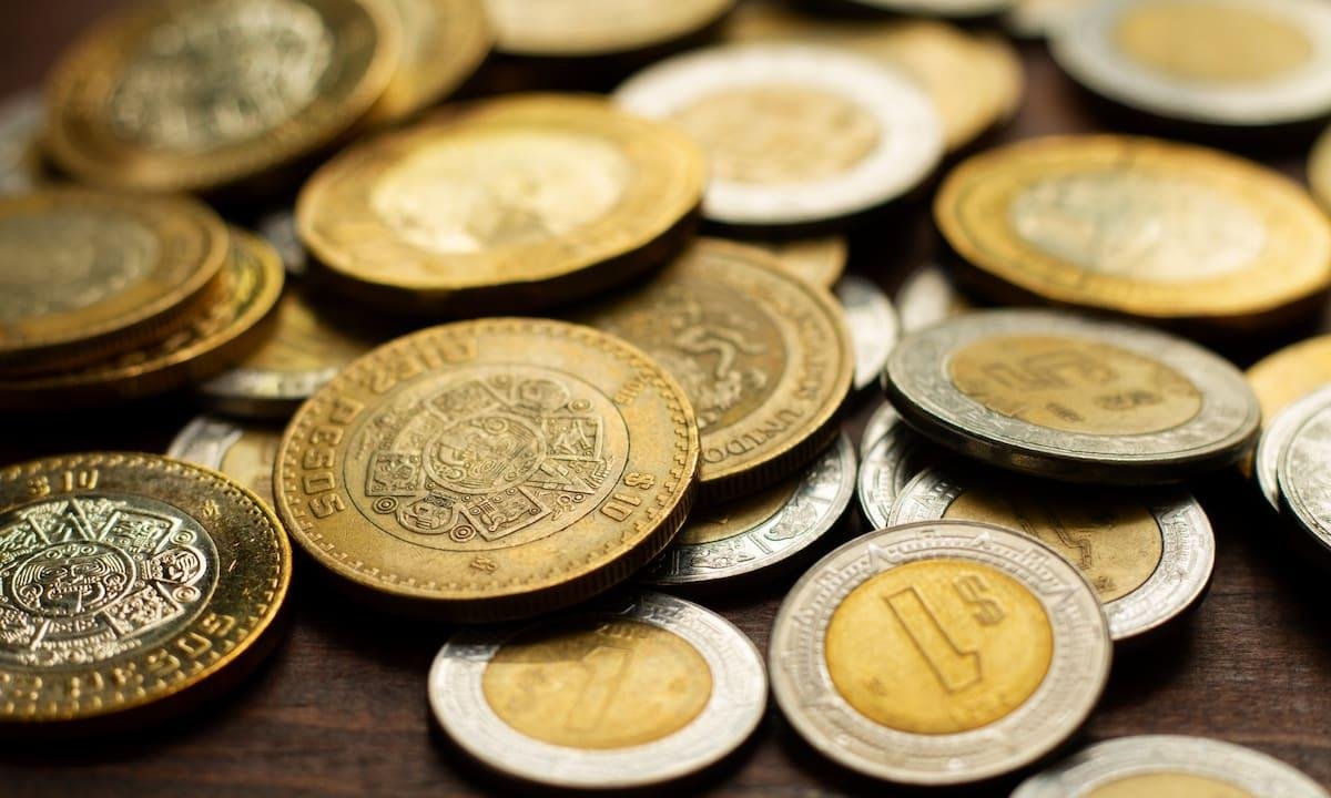 Peso mexicano retrocede luego de dos jornadas de ganancias, bolsa cae tras fuerte escalada