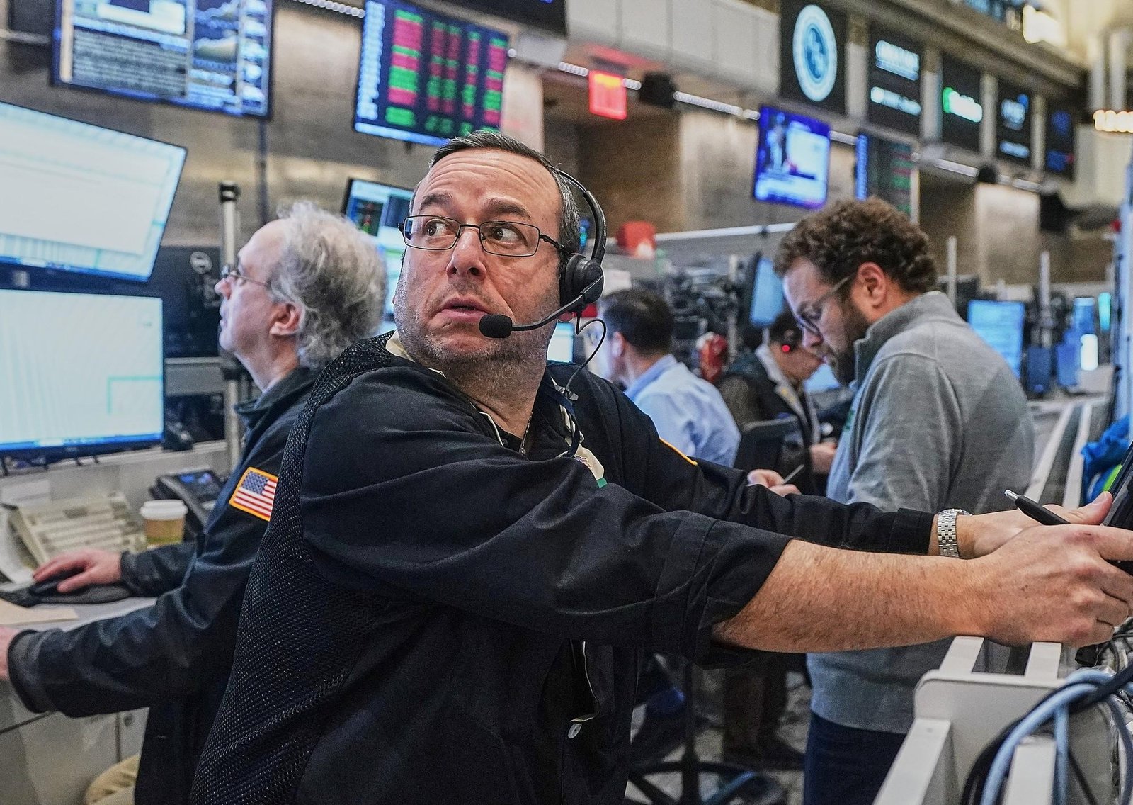 Otro día negro para los mercados: acciones argentinas cayeron 6% y el riesgo país seguió arriba de los 500 puntos