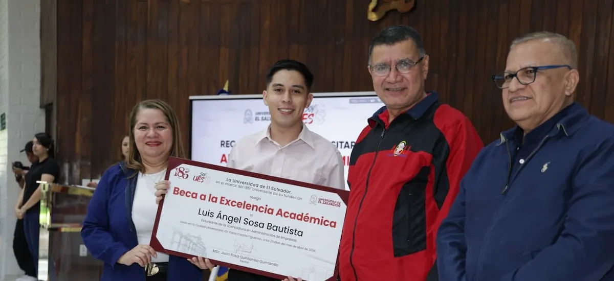 Recorrido visual por la entrega de becas remuneradas en la UES: el programa beneficia a estudiantes, incluidas personas con discapacidad en El Salvador