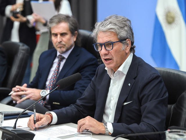 Entre chicanas y cruces con el kirchnerismo, el titular del ARCA defendiГі la quita de retenciones en Diputados