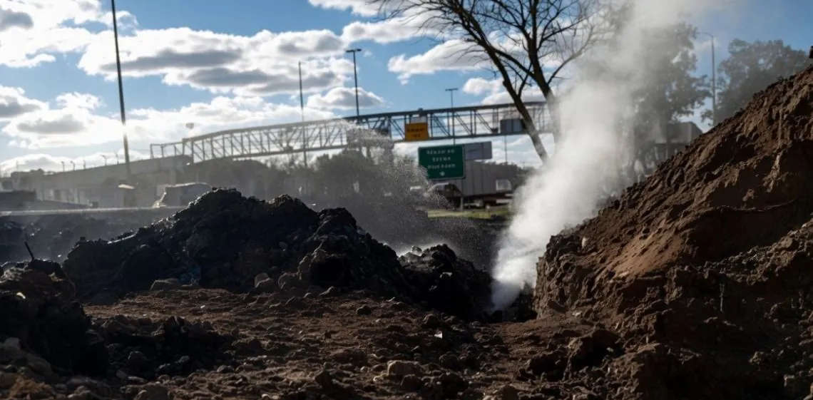 Escape de gas en la Autopista Dellepiane: se rompió un caño de alta presión durante una obra y hubo corte tota...