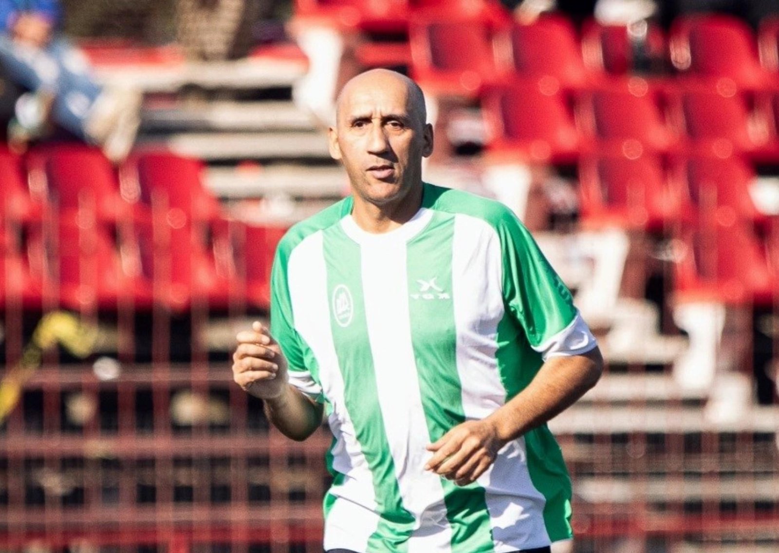 A la mañana limpia vidrios a 80 metros de altura y los fines de semana es futbolista: la historia de Vitamina Silva, el uruguayo que sigue jugando a los 54 años