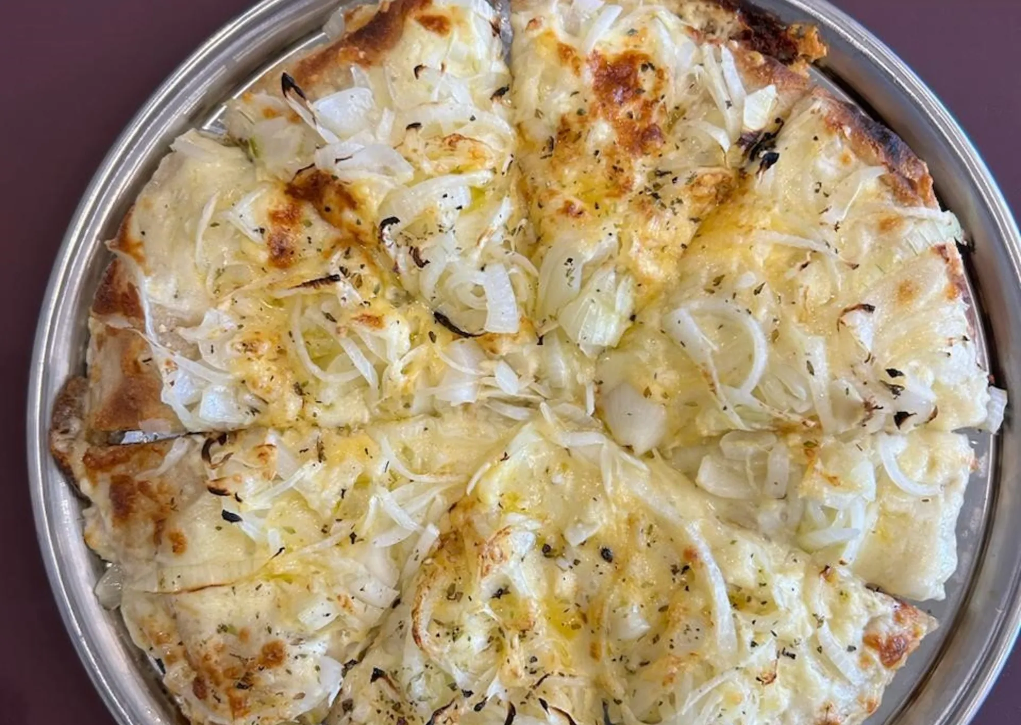 Una pizzería con estilo porteño al molde: técnica, ingredientes de calidad y una fugazzeta desbordante