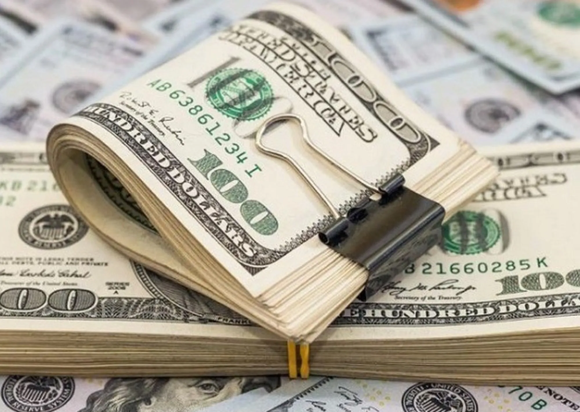 El dólar subió a $ 1.420 y cayeron los bonos y las acciones