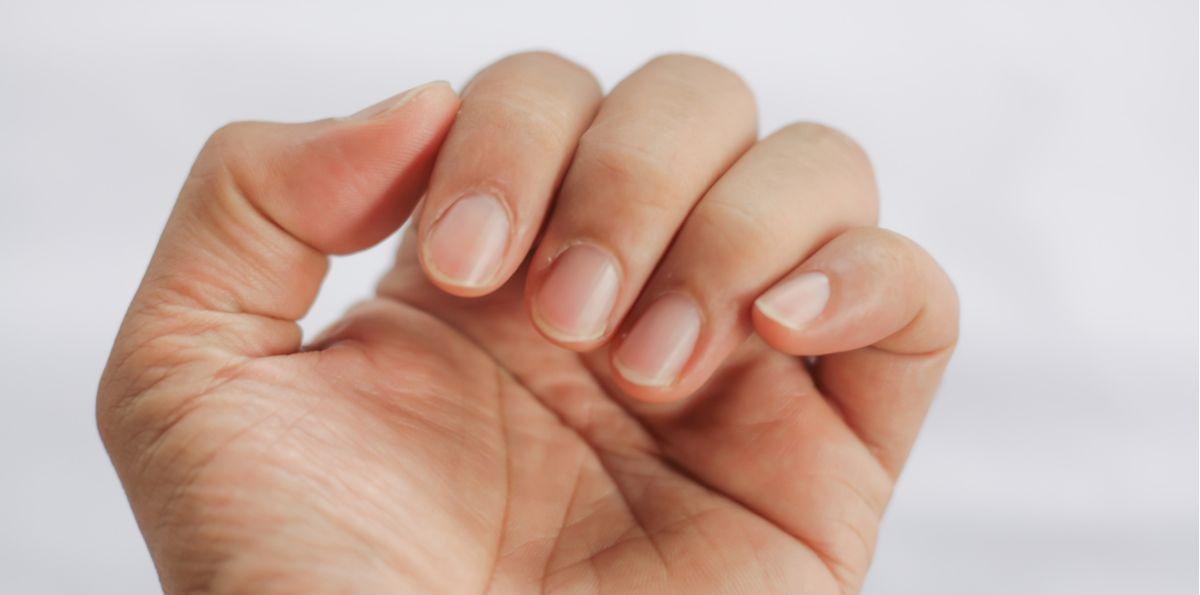 Por qué las uñas se debilitan en el agua y cuáles son los mejores productos para fortalecerlas