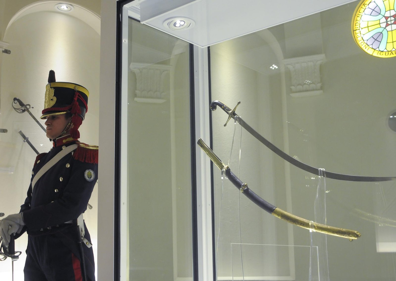 El sable del Libertador: dos increíbles robos y una cápsula de vidrio blindado que lo protege ahora