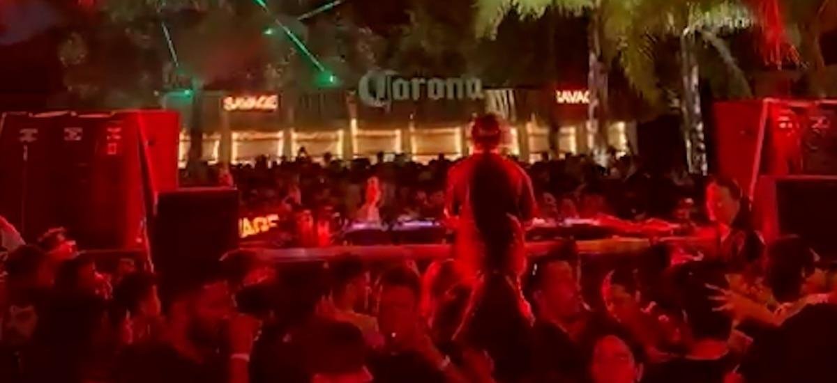 Pánico en Costanera Norte: el momento en el que se desprende la estructura del escenario en un boliche y cae sobre el público