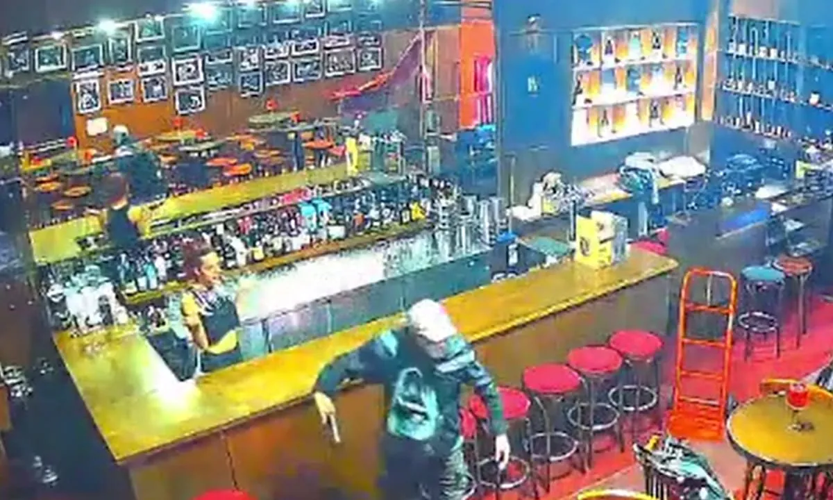 El momento en el que dos ladrones entraron a robar armados a un bar de Palermo y fueron detenidos por la Policía
