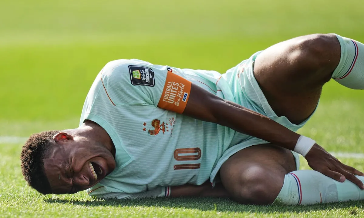 Mbappé preocupó por un rato a Francia: después de abrir el partido con un golazo, pidió el cambio
