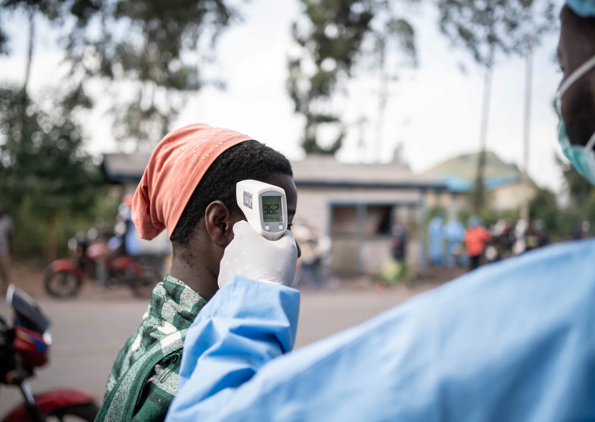 "No podemos aislar enfermos mientras caen bombas": la OMS pidió un alto el fuego en Congo para contener la epidemia de ébola