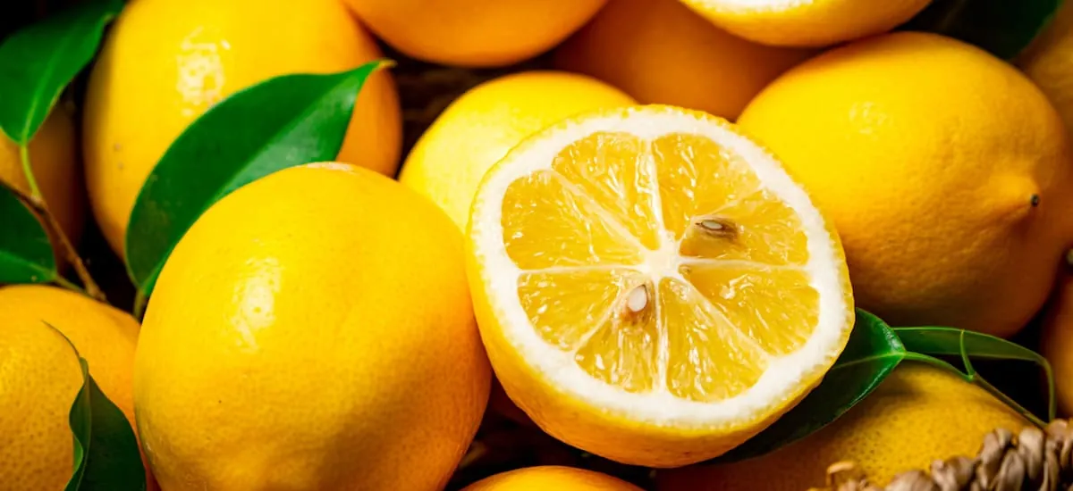 Frotar un limón en las ventanas en otoño: para qué sirve y por qué recomiendan hacerlo