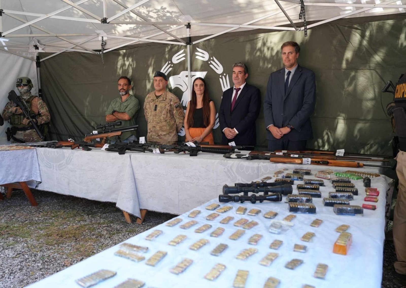 Secuestraron un arsenal enterrado en barriles durante tres allanamientos en Santa Fe