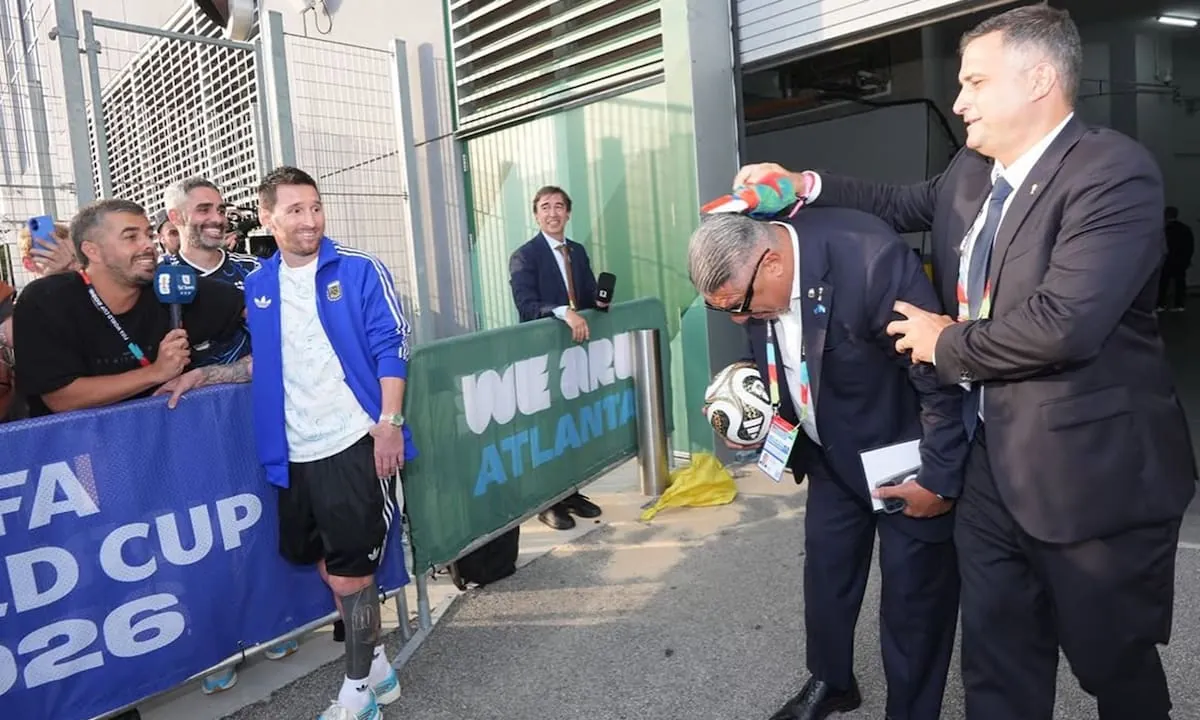 Claudio Chiqui Tapia volvió a bromear con la “secada de nuca” en plena entrevista de Lionel Messi