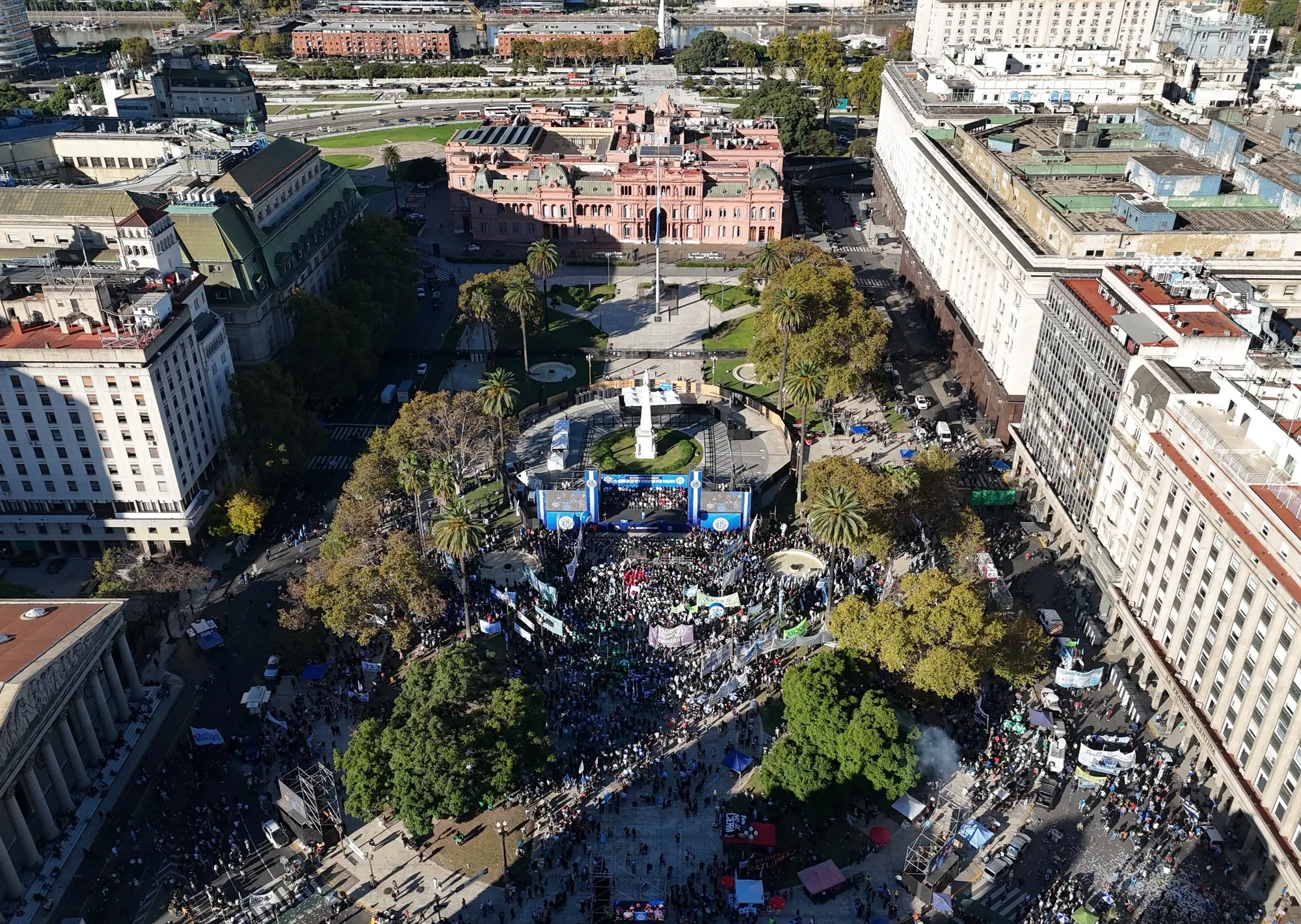La CGT marchó por el Día del Trabajador: llamó a profundizar "la lucha" contra el modelo económico pero pateó la definición de un nuevo paro
