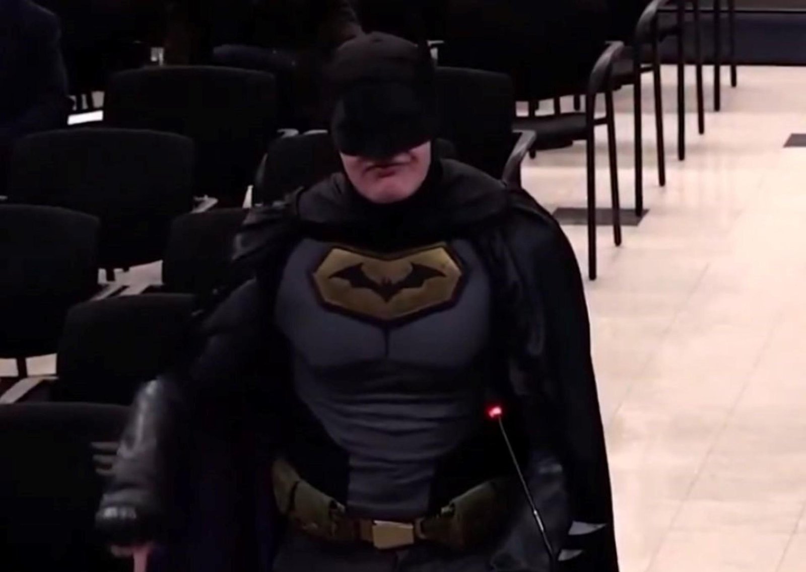 "Cobardes" y "traidores": "Batman" arremete contra autoridades de California por la posible presencia del ICE en el Super Bowl LX