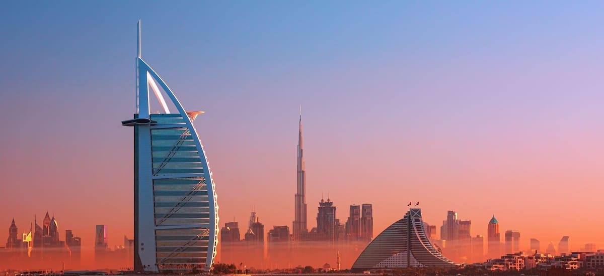 Mientras EEUU y la Unión Europea debaten, Emiratos Árabes Unidos ya es potencia y lidera la inteligencia artificial