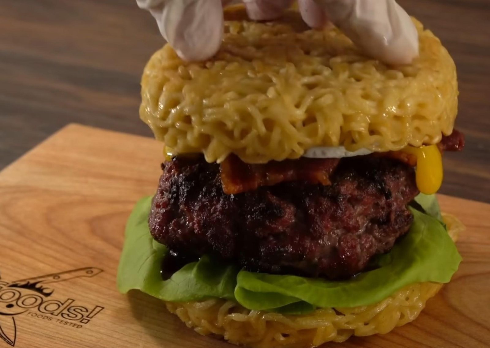 Receta de la hamburguesa de ramen, la estrella de la cocina fusión que se volvió la preferida de California